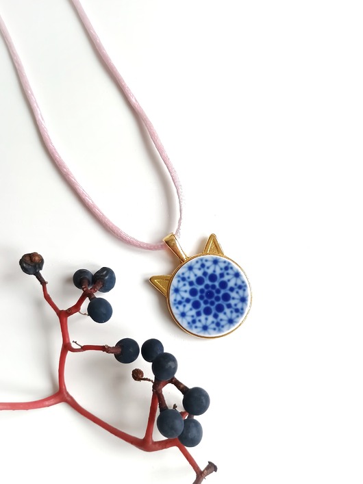 wisiory Naszyjnik w kobaltowe wzory kot