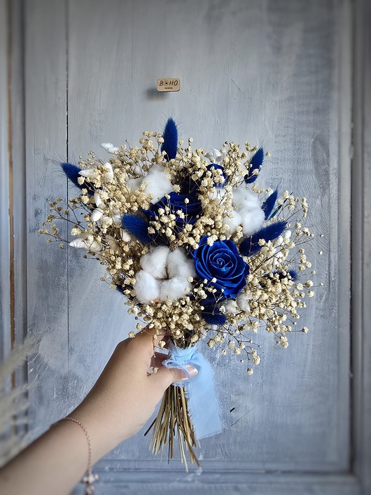 dodatki ślubne Mały zimowy bukiet ślubny - granatowe róże, kwiaty bawełny i gipsówka