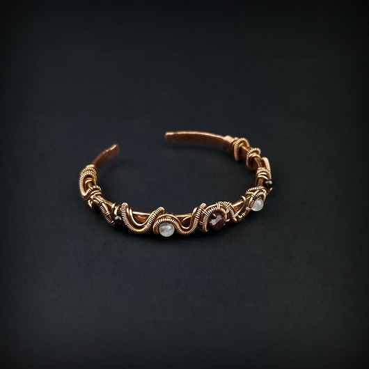 bransoletki wire wrapping Miedziana bransoleta mankietowa z granatem