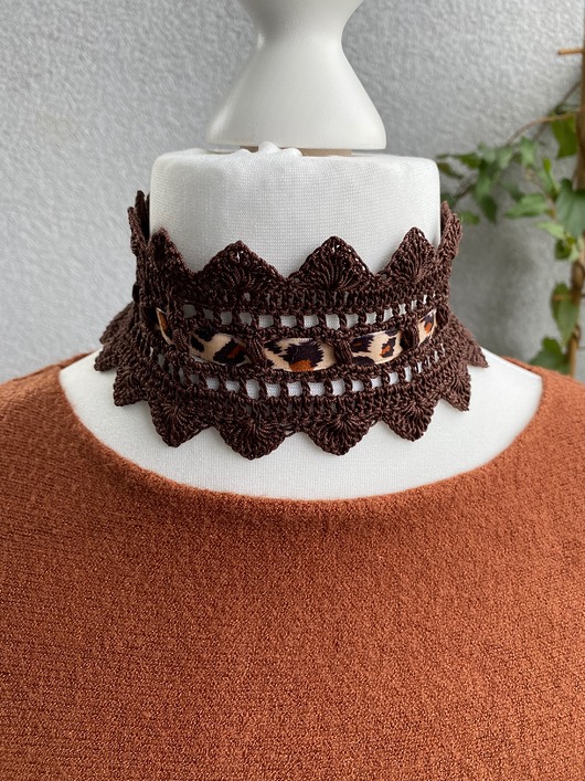 chokery Czekoladowy brązowy koronkowy choker szydełkowy z pazurem