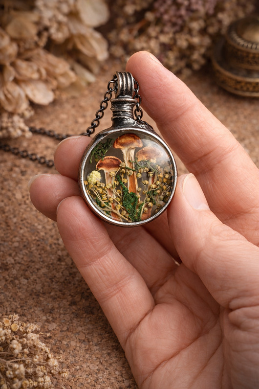 wisiory Spacer po lesie