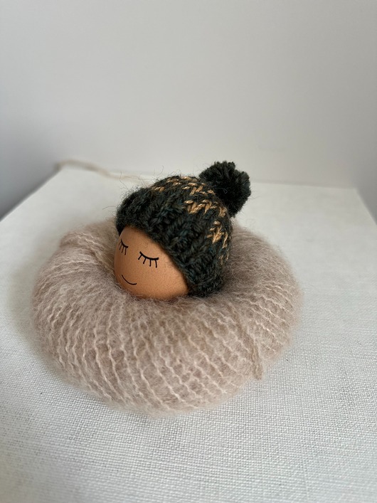 ozdoby wielkanocne Czapeczka z pomponem  na jajka wielkanocne  - 1 szt.