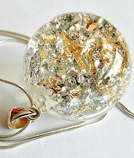 Wisior z żywicy i metalicznych płatków Grol Jewellery