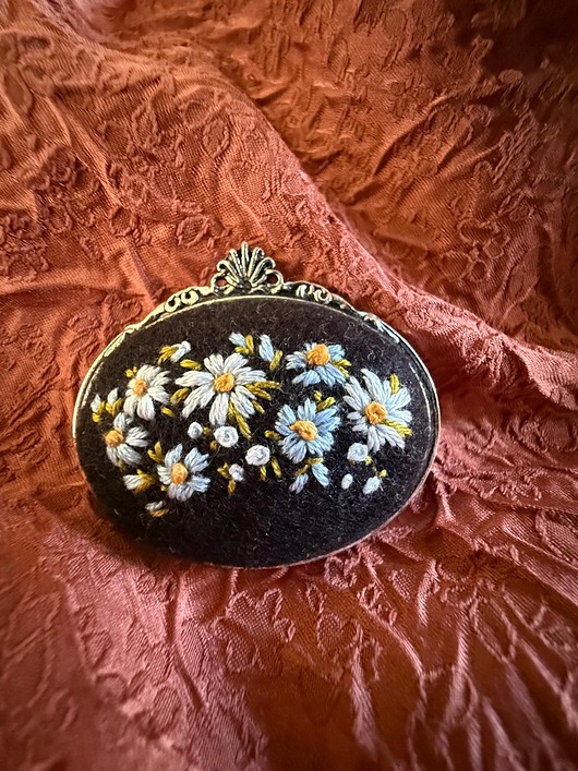 broszki Ręcznie haftowana broszka "Stokrotki i niezapominajki"