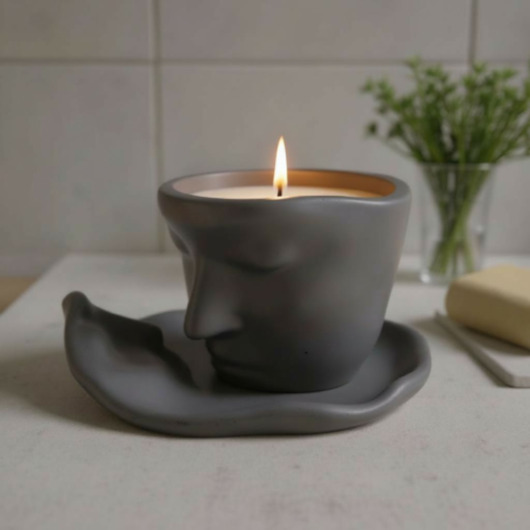 świeczniki i świece Świeca sojowa w naczyniu gipsowym Deep Black, inspirowana zapachem Herrera