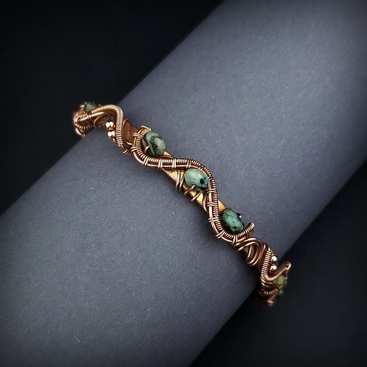bransoletki wire wrapping Miedziana bransoleta mankietowa z turkusem i turmalinem