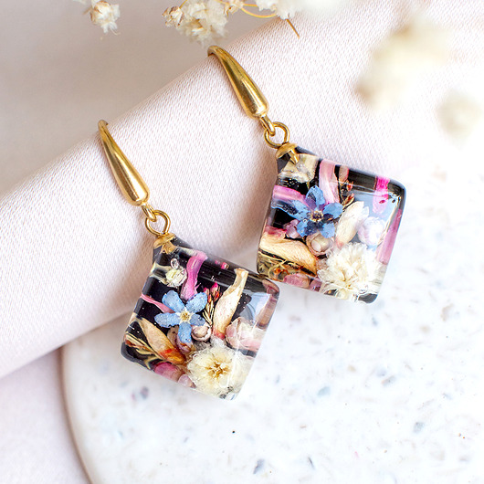 kolczyki z żywicy Kolczyki z kompozycją kwiatową