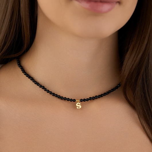 chokery Choker onyks z literką srebro 925 pozłacane
