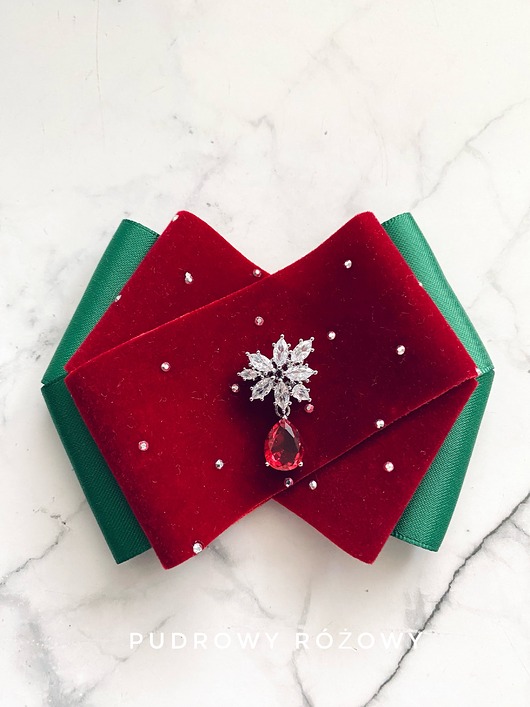 broszki Aksamitna Brosza z delikatnym kryształkiem