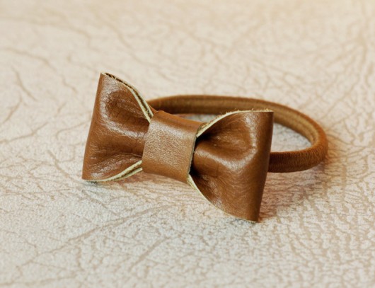 GUMKA z KOKARDKĄ camel silverlining
