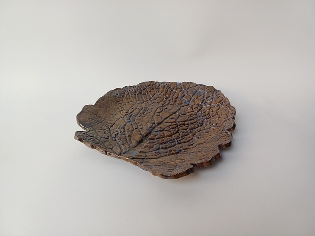 patery i talerze Ceramiczny czarny talerz liść