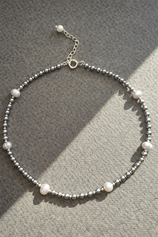 srebrne naszyjniki Srebrny naszyjnik z szarymi perłami, łańcuszkiem i zawieszką