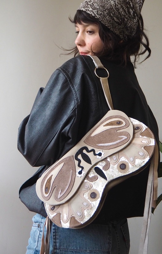 torby na ramię Skórzana torebka motyl ćma z upcyklingu