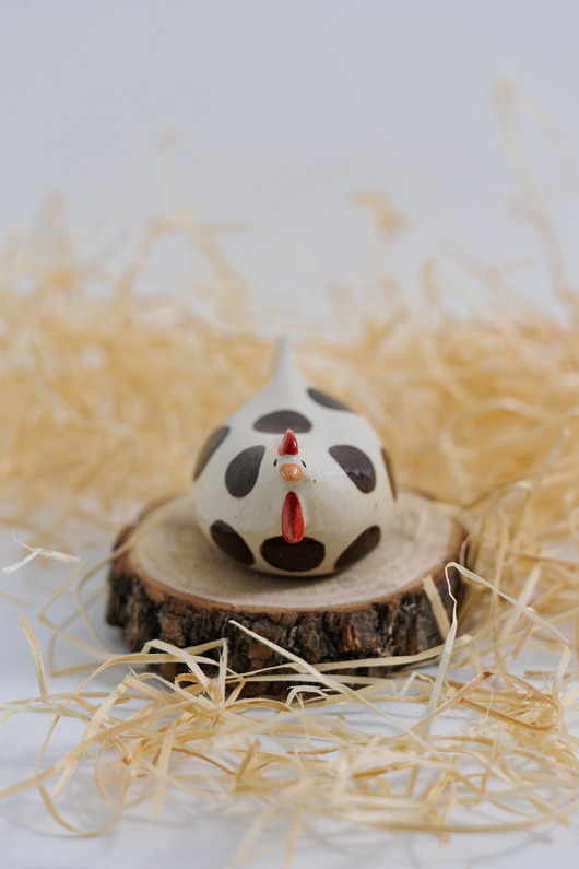 ozdoby wielkanocne Kurka nakrapiana na brązowo