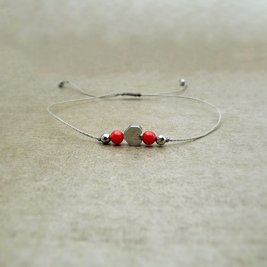 bransoletki z kamieni naturalnych Delikatna bransoletka serce i koral