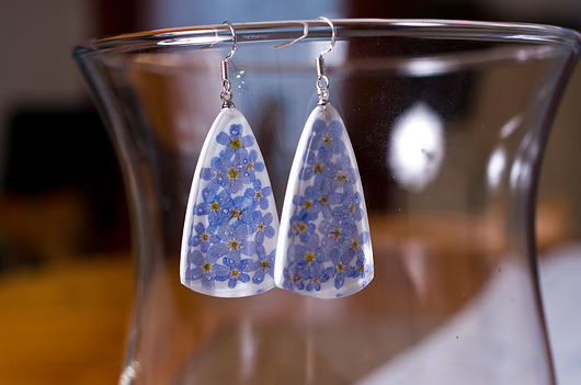 Kolczyki z niezapominajkami w żywicy So Jewelry