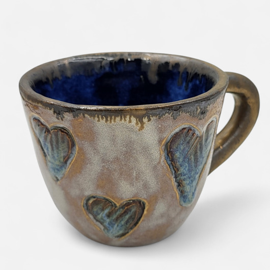 kubki Ceramiczny kubek z serduszkami