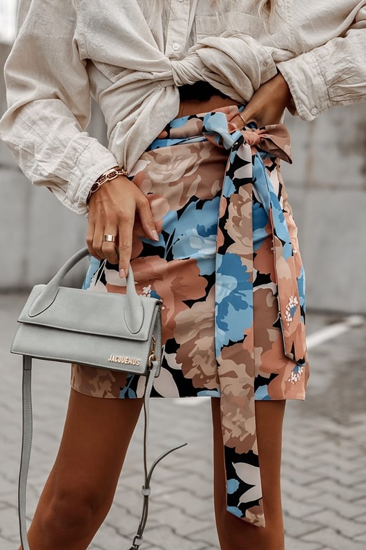 spódnice mini Spódniczka wiązana w kwiaty FLOWERS beżowo- błękitna