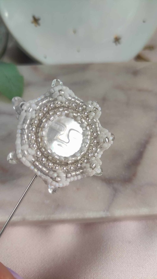 broszki Broszka na szpilce księżyc w pełni z masą perłową