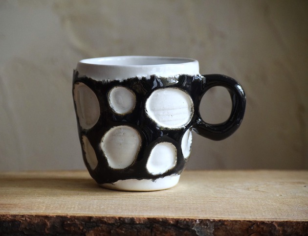 kubki OTULANiE_kubek ceramiczny_czerń i biel