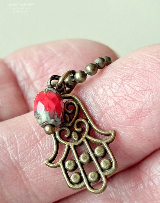 wisiory Z hamsą chroniącą od zła. Uroczy wisiorek  z ręką Fatimy i kryształkiem