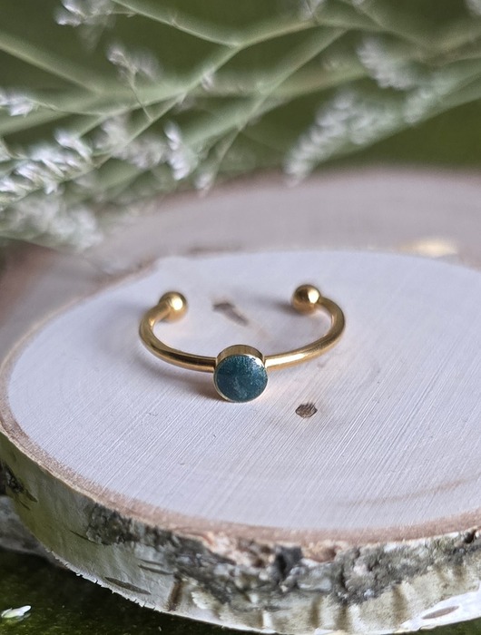 pierścionek z żywicy Pierścionek z zielonym oczkiem złoty minimalistyczny