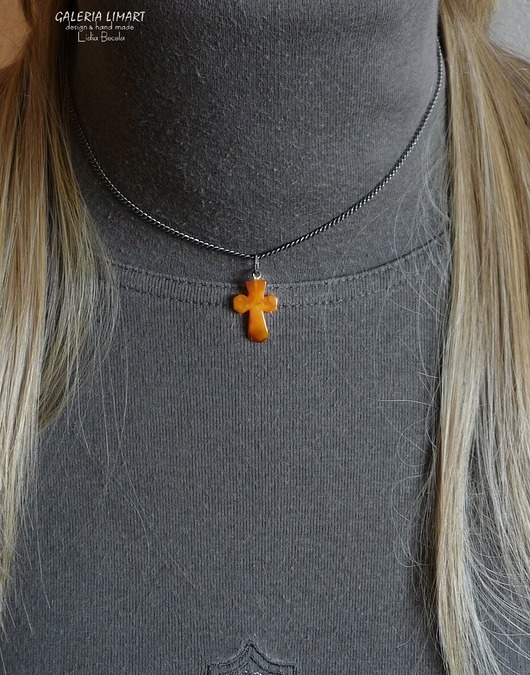 biżuteria męska Bursztynowy krzyżyk ręcznie wycięty Dla niego, dla niej prezent handmade