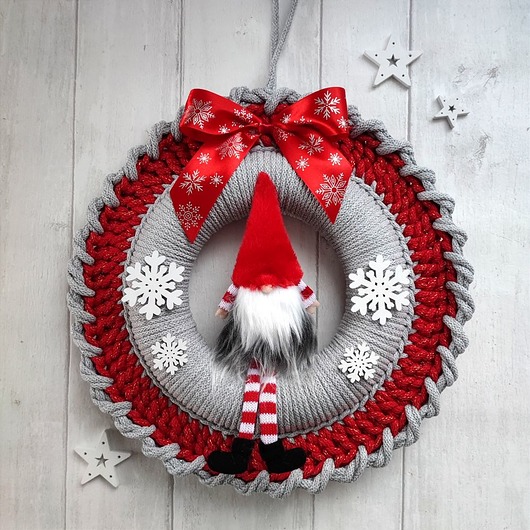 wianki bożonarodzeniowe Wianek świąteczny z Mikołajem/ skrzatem