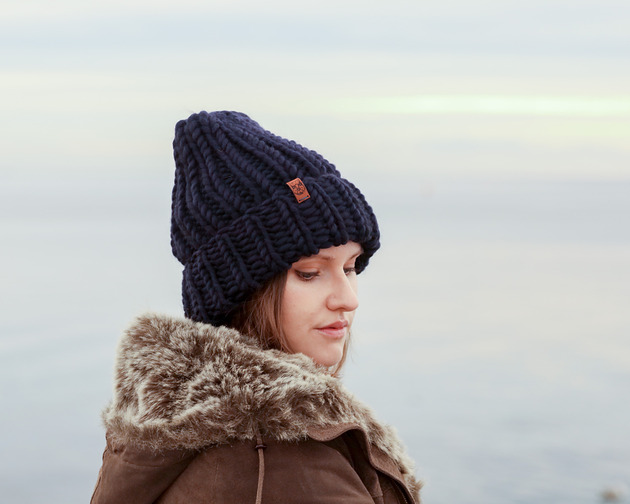 czapki damskie Granatowa czapka oversize z grubej wełny klasyczna