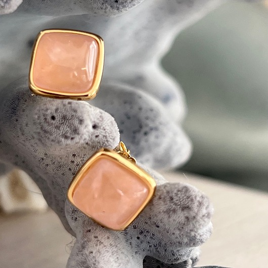 kolczyki pozłacane Kolczyki  z cielistą masą perłową  srebrne, pozłacane