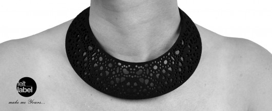 czarna kolia felt label