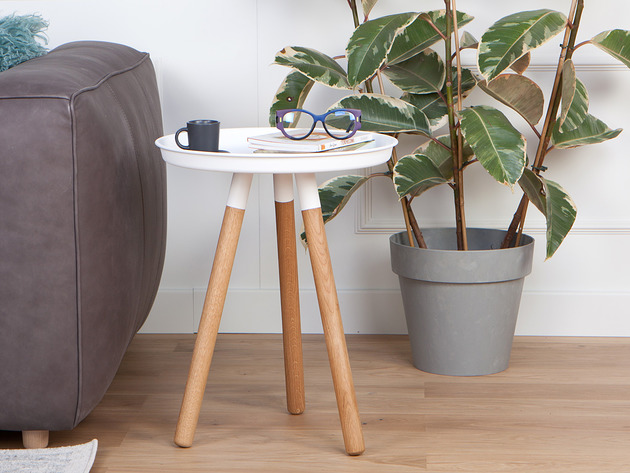 stoliki kawowe Stolik kawowy z białą metalową tacą o średnicy 43cm, nogi dębowe.