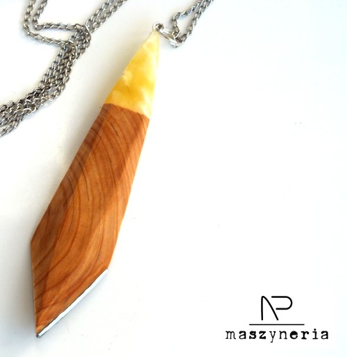 Wood&Amber Wisior Cyprysowy Maszyneria