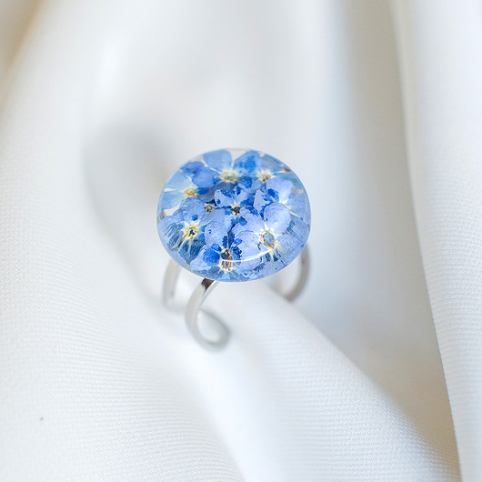 bransoletki z żywicy Pierścionek z niezapominajkami