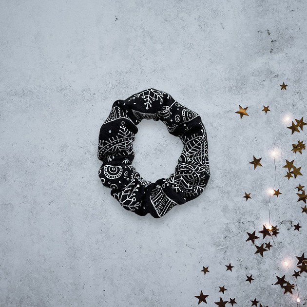 gumki do włosów Scrunchie gumka frotka wąska - świąteczne motywy czarna
