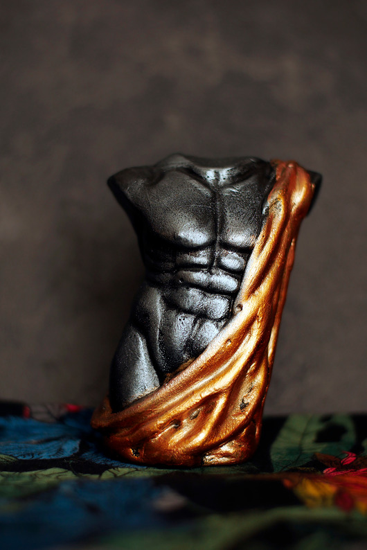 figurki i rzeźby Rzeźba z gipsu figurka mężczyzny w złotej szacie, 10 cm
