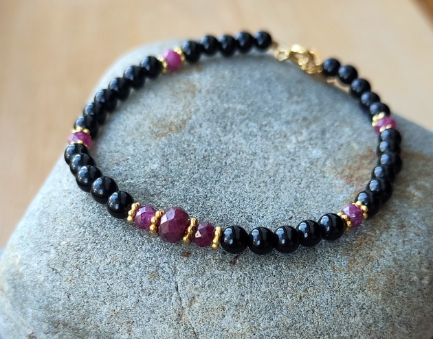 bransoletki z kamieni naturalnych Piękne rubiny z turmalinami - bransoletka