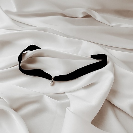 chokery Choker na wstążce z naturalną perłą Daisy