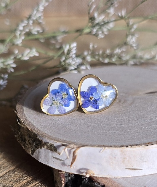 kolczyki z żywicy Wieczne kwiaty niezapominajki złote serca serduszka wkręty kolczyki