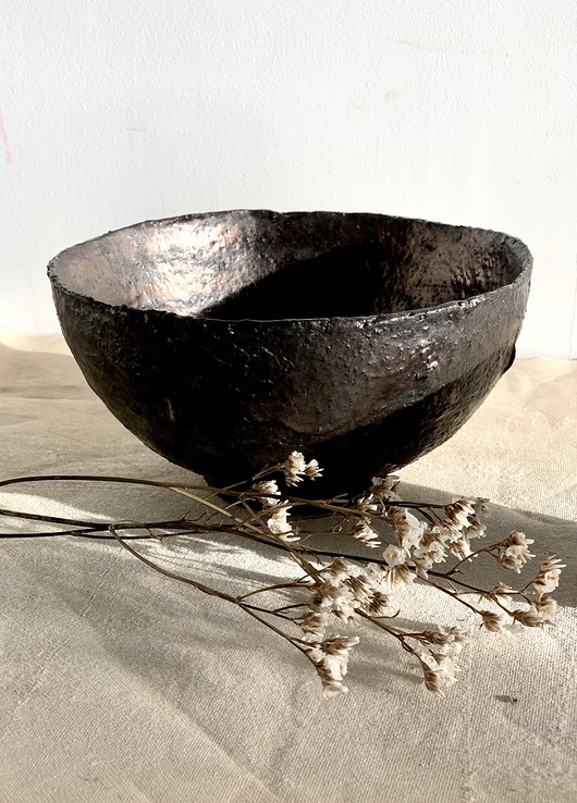 duża czarna skorupka ze złotym refleksem AGABA pracownia ceramiczna