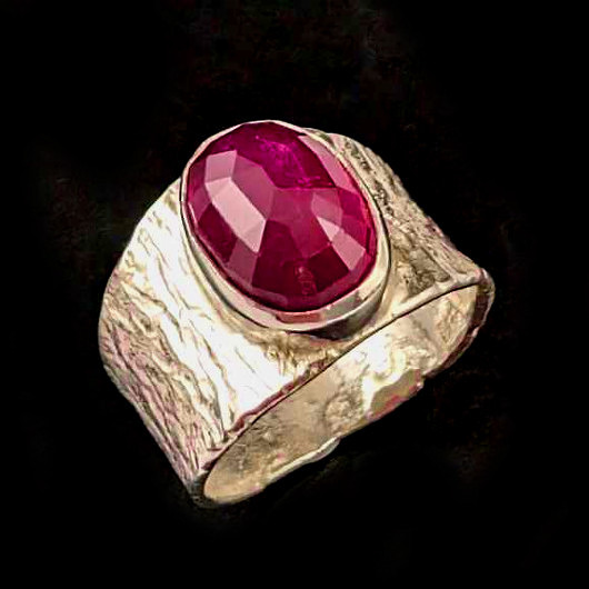pierścionki srebrne Dostojny rubin w sygnecie