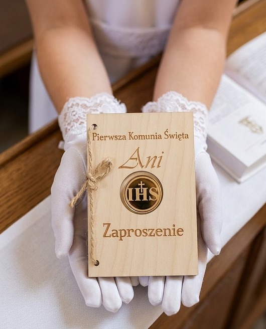 zaproszenia na komunię Zaproszenie na Pierwszą Komunię Świętą drewniane z kopertą
