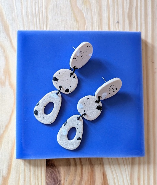 kolczyki z masy plastycznej Kolczyki wiszące nakrapiane