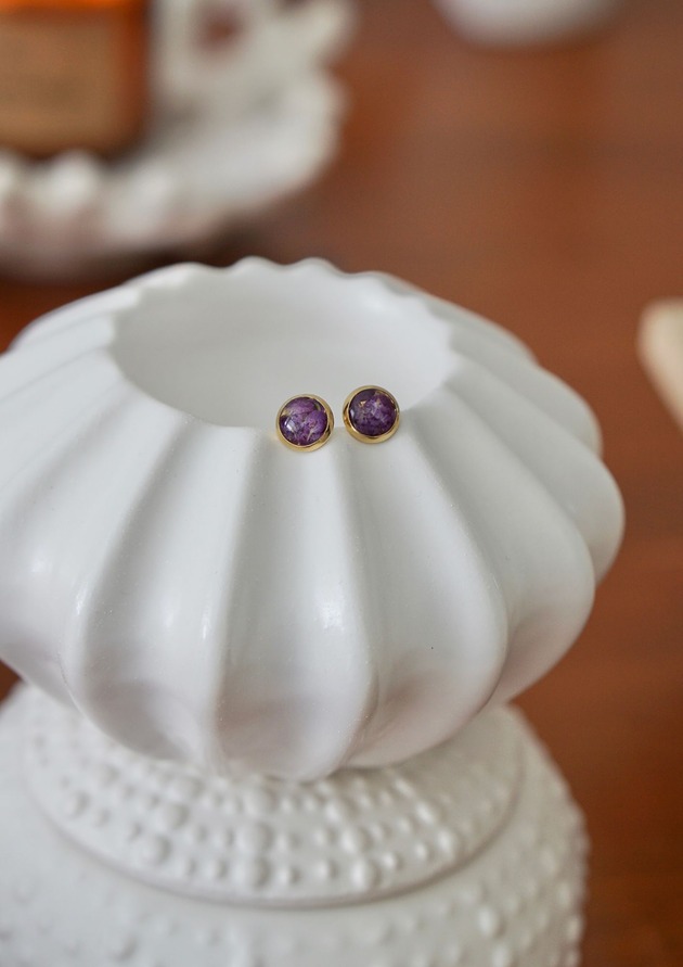 kolczyki z żywicy Kolczyki wkrętki z fioletową smagliczką