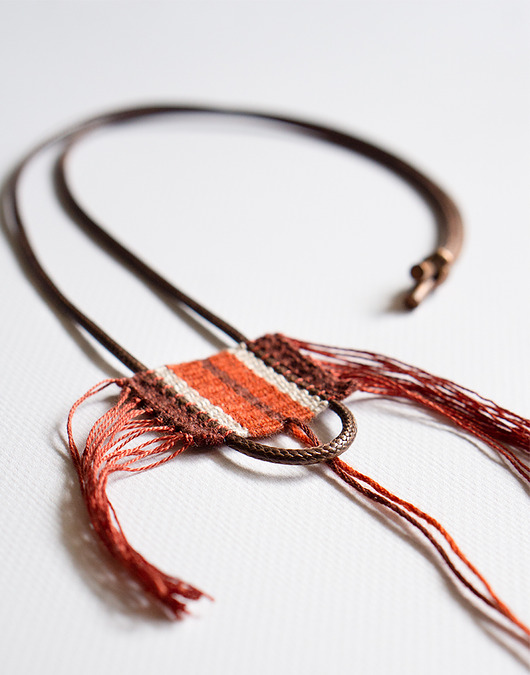 wisiory Ręcznie tkany naszyjnik w odcieniach czerwieni