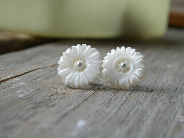 kolczyki wire wrapping Masa perłowa - kwiaty    - sztyfty