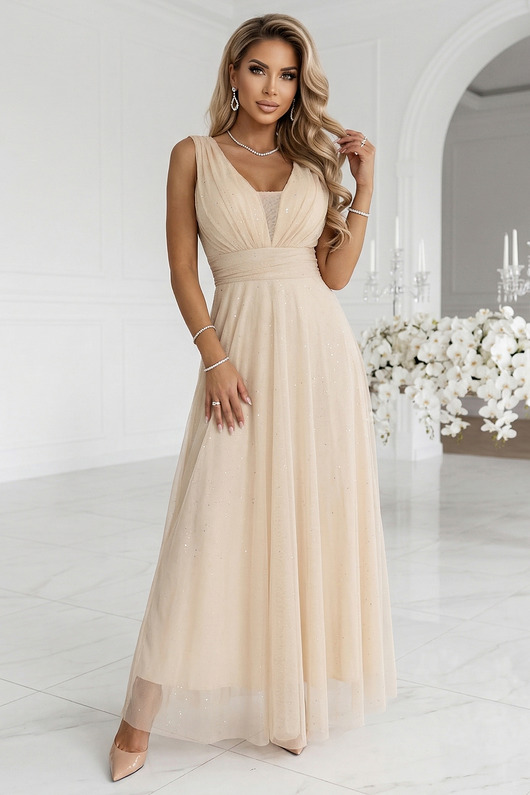 sukienki maxi damskie 637-4 Długa sukienka maxi z brokatowym połyskiem i dekoltem - beżowa