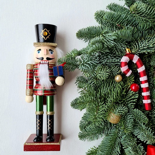 dekoracje świąteczne Drewniany Dziadek do orzechów - z prezentem