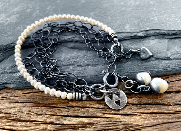 bransoletki z kamieni naturalnych Srebrna bransoletka boho z subtelną, białą perłą