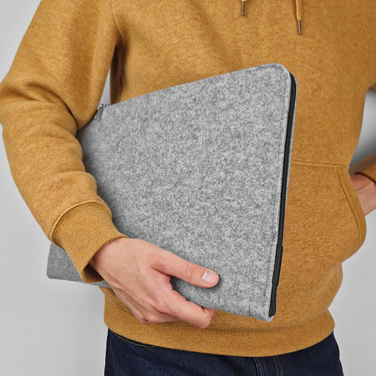 etui na laptopa POKROWIEC NA LAPTOPA z filcu czarny zamek macbook